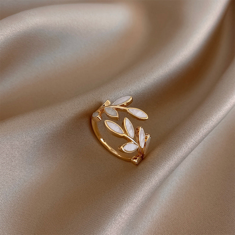 PURE | Anillo ajustable con hoja y ópalo blanco